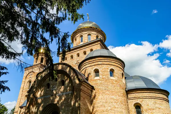 Hristiyan kilisesi, yüksek çan kulesinde ibadet için kesişiyor. Çan kulesinde haçı olan güzel bir kiliseden samimi bir duaya kadar fotoğraf çekiliyor. Çan kulesi üzerinde kilise duası açık gökyüzü üzerinde.