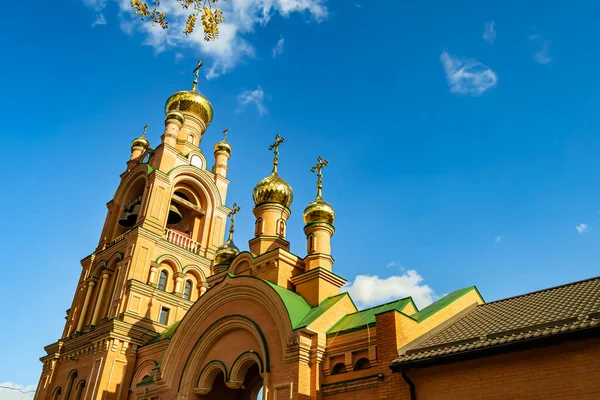 Hristiyan kilisesi, yüksek çan kulesinde ibadet için kesişiyor. Çan kulesinde haçı olan güzel bir kiliseden samimi bir duaya kadar fotoğraf çekiliyor. Çan kulesi üzerinde kilise duası açık gökyüzü üzerinde.