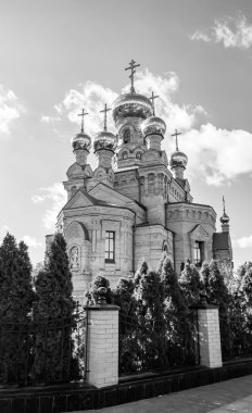 Hristiyan kilisesi, yüksek çan kulesinde ibadet için kesişiyor. Çan kulesinde haçı olan güzel bir kiliseden samimi bir duaya kadar fotoğraf çekiliyor. Çan kulesi üzerinde kilise duası açık gökyüzü üzerinde.