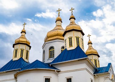 Hristiyan kilisesi, yüksek çan kulesinde ibadet için kesişiyor. Çan kulesinde haçı olan güzel bir kiliseden samimi bir duaya kadar fotoğraf çekiliyor. Çan kulesi üzerinde kilise duası açık gökyüzü üzerinde.