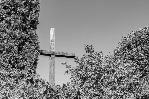 기도를 첨탑에 기독교 십자가 기도를 가파른 아름다운 교회의 십자가로 구성된 — 스톡 사진