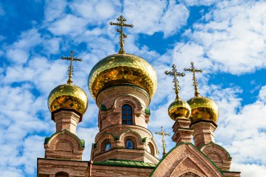 Hristiyan kilisesi, yüksek çan kulesinde ibadet için kesişiyor. Çan kulesinde haçı olan güzel bir kiliseden samimi bir duaya kadar fotoğraf çekiliyor. Çan kulesi üzerinde kilise duası açık gökyüzü üzerinde.