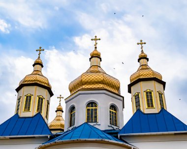 Hristiyan kilisesi, yüksek çan kulesinde ibadet için kesişiyor. Çan kulesinde haçı olan güzel bir kiliseden samimi bir duaya kadar fotoğraf çekiliyor. Çan kulesi üzerinde kilise duası açık gökyüzü üzerinde.