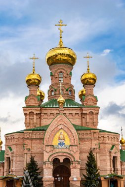 Hristiyan kilisesi, yüksek çan kulesinde ibadet için kesişiyor. Çan kulesinde haçı olan güzel bir kiliseden samimi bir duaya kadar fotoğraf çekiliyor. Çan kulesi üzerinde kilise duası açık gökyüzü üzerinde.