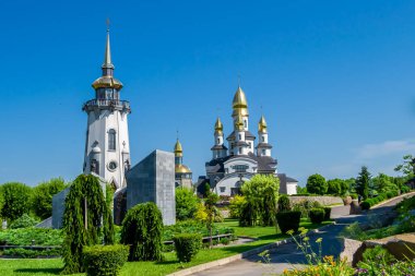 Hristiyan kilisesi, yüksek çan kulesinde ibadet için kesişiyor. Çan kulesinde haçı olan güzel bir kiliseden samimi bir duaya kadar fotoğraf çekiliyor. Çan kulesi üzerinde kilise duası açık gökyüzü üzerinde.