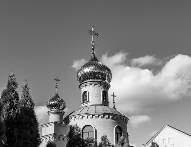 Hristiyan kilisesi, yüksek çan kulesinde ibadet için kesişiyor. Çan kulesinde haçı olan güzel bir kiliseden samimi bir duaya kadar fotoğraf çekiliyor. Çan kulesi üzerinde kilise duası açık gökyüzü üzerinde.