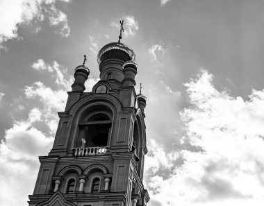 Hristiyan kilisesi, yüksek çan kulesinde ibadet için kesişiyor. Çan kulesinde haçı olan güzel bir kiliseden samimi bir duaya kadar fotoğraf çekiliyor. Çan kulesi üzerinde kilise duası açık gökyüzü üzerinde.