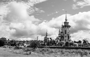 Hristiyan kilisesi, yüksek çan kulesinde ibadet için kesişiyor. Çan kulesinde haçı olan güzel bir kiliseden samimi bir duaya kadar fotoğraf çekiliyor. Çan kulesi üzerinde kilise duası açık gökyüzü üzerinde.