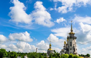 Hristiyan kilisesi, yüksek çan kulesinde ibadet için kesişiyor. Çan kulesinde haçı olan güzel bir kiliseden samimi bir duaya kadar fotoğraf çekiliyor. Çan kulesi üzerinde kilise duası açık gökyüzü üzerinde.