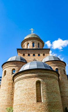 Hristiyan kilisesi, yüksek çan kulesinde ibadet için kesişiyor. Çan kulesinde haçı olan güzel bir kiliseden samimi bir duaya kadar fotoğraf çekiliyor. Çan kulesi üzerinde kilise duası açık gökyüzü üzerinde.
