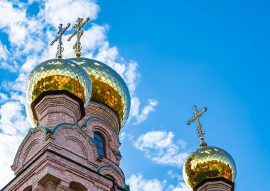 Hristiyan kilisesi, yüksek çan kulesinde ibadet için kesişiyor. Çan kulesinde haçı olan güzel bir kiliseden samimi bir duaya kadar fotoğraf çekiliyor. Çan kulesi üzerinde kilise duası açık gökyüzü üzerinde.