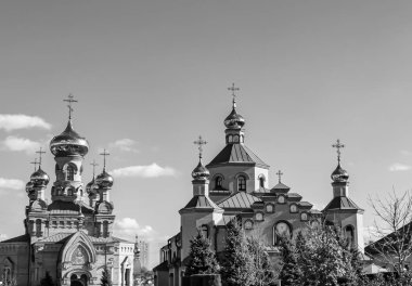 Hristiyan kilisesi, yüksek çan kulesinde ibadet için kesişiyor. Çan kulesinde haçı olan güzel bir kiliseden samimi bir duaya kadar fotoğraf çekiliyor. Çan kulesi üzerinde kilise duası açık gökyüzü üzerinde.