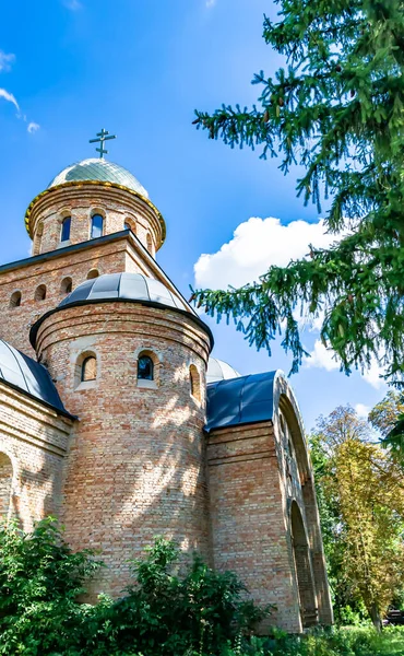 Hristiyan kilisesi, yüksek çan kulesinde ibadet için kesişiyor. Çan kulesinde haçı olan güzel bir kiliseden samimi bir duaya kadar fotoğraf çekiliyor. Çan kulesi üzerinde kilise duası açık gökyüzü üzerinde.