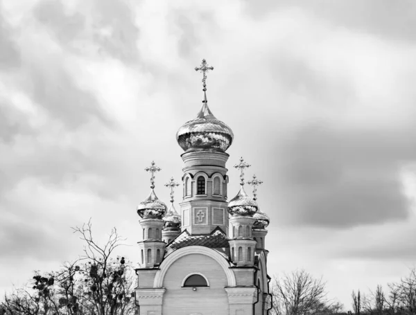 Keresztény Templom Kereszt Magas Torony Imádság Fényképezés Álló Gyönyörű Templom — Stock Fotó