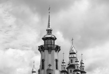 Hristiyan kilisesi, yüksek çan kulesinde ibadet için kesişiyor. Çan kulesinde haçı olan güzel bir kiliseden samimi bir duaya kadar fotoğraf çekiliyor. Çan kulesi üzerinde kilise duası açık gökyüzü üzerinde.