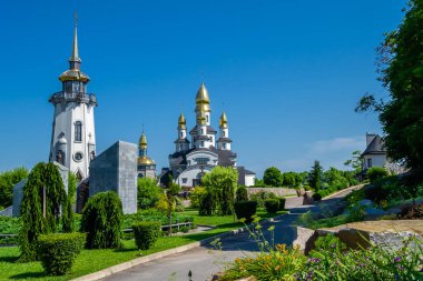 Hristiyan kilisesi, yüksek çan kulesinde ibadet için kesişiyor. Çan kulesinde haçı olan güzel bir kiliseden samimi bir duaya kadar fotoğraf çekiliyor. Çan kulesi üzerinde kilise duası açık gökyüzü üzerinde.