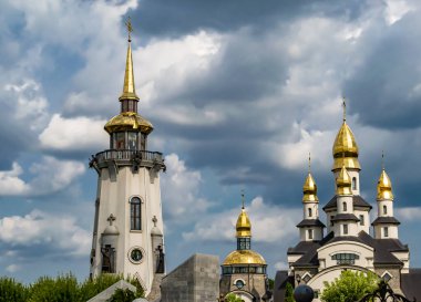 Hristiyan kilisesi, yüksek çan kulesinde ibadet için kesişiyor. Çan kulesinde haçı olan güzel bir kiliseden samimi bir duaya kadar fotoğraf çekiliyor. Çan kulesi üzerinde kilise duası açık gökyüzü üzerinde.