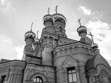 Hristiyan kilisesi, yüksek çan kulesinde ibadet için kesişiyor. Çan kulesinde haçı olan güzel bir kiliseden samimi bir duaya kadar fotoğraf çekiliyor. Çan kulesi üzerinde kilise duası açık gökyüzü üzerinde.