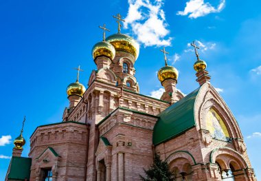 Hristiyan kilisesi, yüksek çan kulesinde ibadet için kesişiyor. Çan kulesinde haçı olan güzel bir kiliseden samimi bir duaya kadar fotoğraf çekiliyor. Çan kulesi üzerinde kilise duası açık gökyüzü üzerinde.