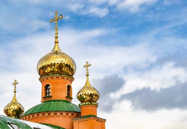 Hristiyan kilisesi, yüksek çan kulesinde ibadet için kesişiyor. Çan kulesinde haçı olan güzel bir kiliseden samimi bir duaya kadar fotoğraf çekiliyor. Çan kulesi üzerinde kilise duası açık gökyüzü üzerinde.