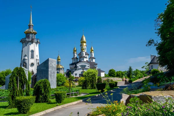 Hristiyan kilisesi, yüksek çan kulesinde ibadet için kesişiyor. Çan kulesinde haçı olan güzel bir kiliseden samimi bir duaya kadar fotoğraf çekiliyor. Çan kulesi üzerinde kilise duası açık gökyüzü üzerinde.