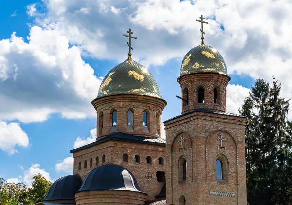 Hristiyan kilisesi, yüksek çan kulesinde ibadet için kesişiyor. Çan kulesinde haçı olan güzel bir kiliseden samimi bir duaya kadar fotoğraf çekiliyor. Çan kulesi üzerinde kilise duası açık gökyüzü üzerinde.