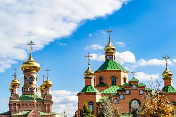 Hristiyan kilisesi, yüksek çan kulesinde ibadet için kesişiyor. Çan kulesinde haçı olan güzel bir kiliseden samimi bir duaya kadar fotoğraf çekiliyor. Çan kulesi üzerinde kilise duası açık gökyüzü üzerinde.