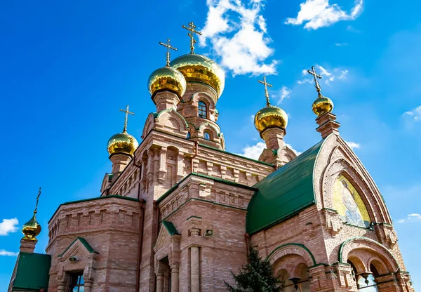 Hristiyan kilisesi, yüksek çan kulesinde ibadet için kesişiyor. Çan kulesinde haçı olan güzel bir kiliseden samimi bir duaya kadar fotoğraf çekiliyor. Çan kulesi üzerinde kilise duası açık gökyüzü üzerinde.