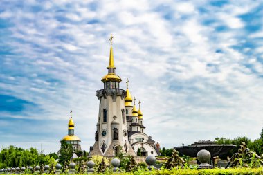 Hristiyan kilisesi, yüksek çan kulesinde ibadet için kesişiyor. Çan kulesinde haçı olan güzel bir kiliseden samimi bir duaya kadar fotoğraf çekiliyor. Çan kulesi üzerinde kilise duası açık gökyüzü üzerinde.