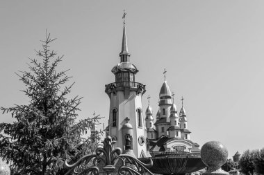 Hristiyan kilisesi, yüksek çan kulesinde ibadet için kesişiyor. Çan kulesinde haçı olan güzel bir kiliseden samimi bir duaya kadar fotoğraf çekiliyor. Çan kulesi üzerinde kilise duası açık gökyüzü üzerinde.
