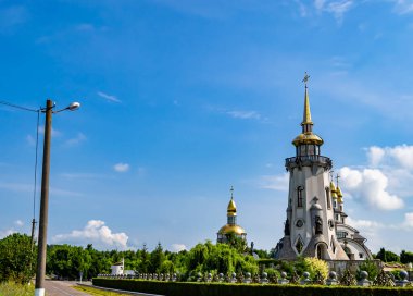 Hristiyan kilisesi, yüksek çan kulesinde ibadet için kesişiyor. Çan kulesinde haçı olan güzel bir kiliseden samimi bir duaya kadar fotoğraf çekiliyor. Çan kulesi üzerinde kilise duası açık gökyüzü üzerinde.