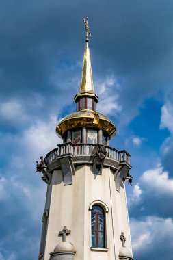 Hristiyan kilisesi, yüksek çan kulesinde ibadet için kesişiyor. Çan kulesinde haçı olan güzel bir kiliseden samimi bir duaya kadar fotoğraf çekiliyor. Çan kulesi üzerinde kilise duası açık gökyüzü üzerinde.