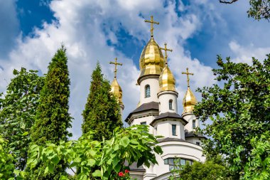 Hristiyan kilisesi, yüksek çan kulesinde ibadet için kesişiyor. Çan kulesinde haçı olan güzel bir kiliseden samimi bir duaya kadar fotoğraf çekiliyor. Çan kulesi üzerinde kilise duası açık gökyüzü üzerinde.