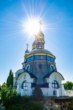 Hristiyan kilisesi, yüksek çan kulesinde ibadet için kesişiyor. Çan kulesinde haçı olan güzel bir kiliseden samimi bir duaya kadar fotoğraf çekiliyor. Çan kulesi üzerinde kilise duası açık gökyüzü üzerinde.