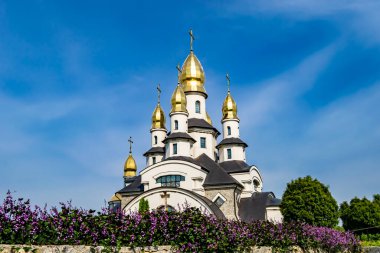 Hristiyan kilisesi, yüksek çan kulesinde ibadet için kesişiyor. Çan kulesinde haçı olan güzel bir kiliseden samimi bir duaya kadar fotoğraf çekiliyor. Çan kulesi üzerinde kilise duası açık gökyüzü üzerinde.