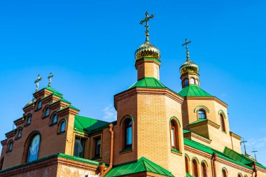 Hristiyan kilisesi, yüksek çan kulesinde ibadet için kesişiyor. Çan kulesinde haçı olan güzel bir kiliseden samimi bir duaya kadar fotoğraf çekiliyor. Çan kulesi üzerinde kilise duası açık gökyüzü üzerinde.