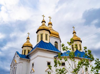Hristiyan kilisesi, yüksek çan kulesinde ibadet için kesişiyor. Çan kulesinde haçı olan güzel bir kiliseden samimi bir duaya kadar fotoğraf çekiliyor. Çan kulesi üzerinde kilise duası açık gökyüzü üzerinde.