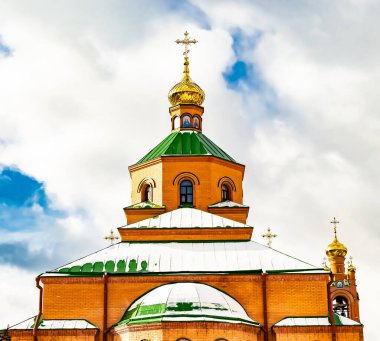 Hristiyan kilisesi, yüksek çan kulesinde ibadet için kesişiyor. Çan kulesinde haçı olan güzel bir kiliseden samimi bir duaya kadar fotoğraf çekiliyor. Çan kulesi üzerinde kilise duası açık gökyüzü üzerinde.
