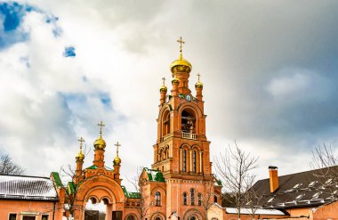 Hristiyan kilisesi, yüksek çan kulesinde ibadet için kesişiyor. Çan kulesinde haçı olan güzel bir kiliseden samimi bir duaya kadar fotoğraf çekiliyor. Çan kulesi üzerinde kilise duası açık gökyüzü üzerinde.