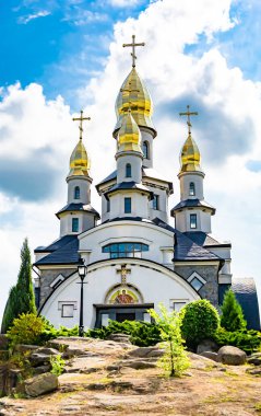 Hristiyan kilisesi, yüksek çan kulesinde ibadet için kesişiyor. Çan kulesinde haçı olan güzel bir kiliseden samimi bir duaya kadar fotoğraf çekiliyor. Çan kulesi üzerinde kilise duası açık gökyüzü üzerinde.