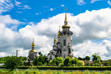 Hristiyan kilisesi, yüksek çan kulesinde ibadet için kesişiyor. Çan kulesinde haçı olan güzel bir kiliseden samimi bir duaya kadar fotoğraf çekiliyor. Çan kulesi üzerinde kilise duası açık gökyüzü üzerinde.