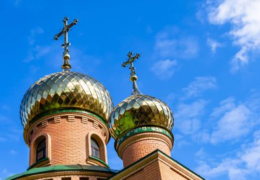 Hristiyan kilisesi, yüksek çan kulesinde ibadet için kesişiyor. Çan kulesinde haçı olan güzel bir kiliseden samimi bir duaya kadar fotoğraf çekiliyor. Çan kulesi üzerinde kilise duası açık gökyüzü üzerinde.