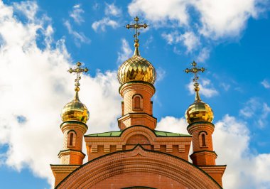 Hristiyan kilisesi, yüksek çan kulesinde ibadet için kesişiyor. Çan kulesinde haçı olan güzel bir kiliseden samimi bir duaya kadar fotoğraf çekiliyor. Çan kulesi üzerinde kilise duası açık gökyüzü üzerinde.