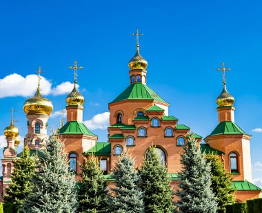 Hristiyan kilisesi, yüksek çan kulesinde ibadet için kesişiyor. Çan kulesinde haçı olan güzel bir kiliseden samimi bir duaya kadar fotoğraf çekiliyor. Çan kulesi üzerinde kilise duası açık gökyüzü üzerinde.