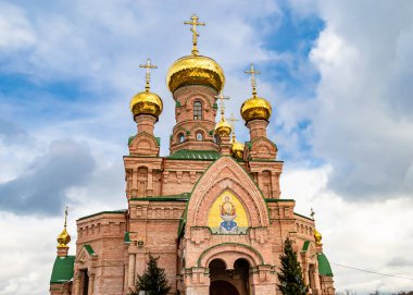 Hristiyan kilisesi, yüksek çan kulesinde ibadet için kesişiyor. Çan kulesinde haçı olan güzel bir kiliseden samimi bir duaya kadar fotoğraf çekiliyor. Çan kulesi üzerinde kilise duası açık gökyüzü üzerinde.