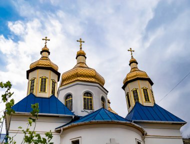 Hristiyan kilisesi, yüksek çan kulesinde ibadet için kesişiyor. Çan kulesinde haçı olan güzel bir kiliseden samimi bir duaya kadar fotoğraf çekiliyor. Çan kulesi üzerinde kilise duası açık gökyüzü üzerinde.