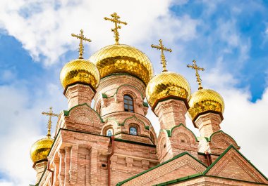 Hristiyan kilisesi, yüksek çan kulesinde ibadet için kesişiyor. Çan kulesinde haçı olan güzel bir kiliseden samimi bir duaya kadar fotoğraf çekiliyor. Çan kulesi üzerinde kilise duası açık gökyüzü üzerinde.