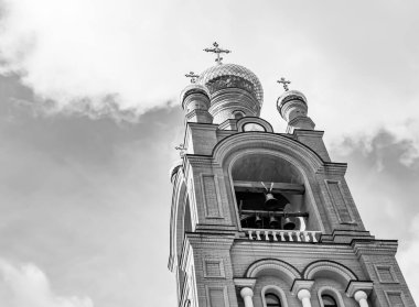 Hristiyan kilisesi, yüksek çan kulesinde ibadet için kesişiyor. Çan kulesinde haçı olan güzel bir kiliseden samimi bir duaya kadar fotoğraf çekiliyor. Çan kulesi üzerinde kilise duası açık gökyüzü üzerinde.