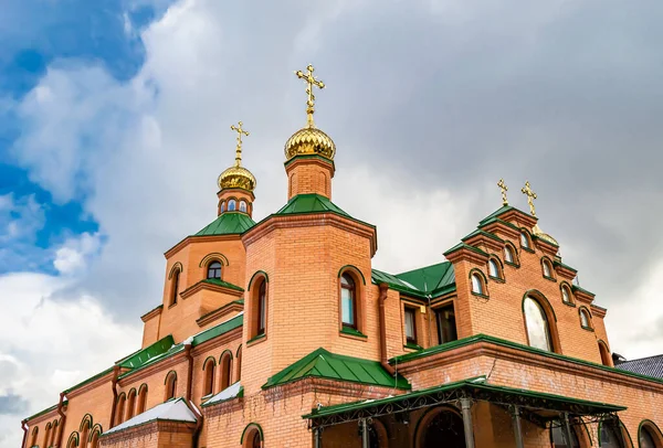Hristiyan kilisesi, yüksek çan kulesinde ibadet için kesişiyor. Çan kulesinde haçı olan güzel bir kiliseden samimi bir duaya kadar fotoğraf çekiliyor. Çan kulesi üzerinde kilise duası açık gökyüzü üzerinde.
