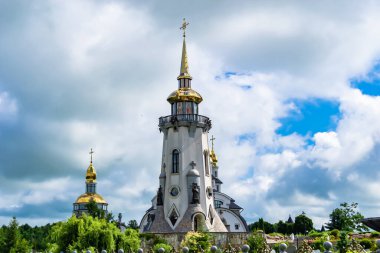 Hristiyan kilisesi, yüksek çan kulesinde ibadet için kesişiyor. Çan kulesinde haçı olan güzel bir kiliseden samimi bir duaya kadar fotoğraf çekiliyor. Çan kulesi üzerinde kilise duası açık gökyüzü üzerinde.